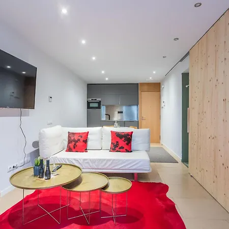 My Space Brand New In Center Apartment *